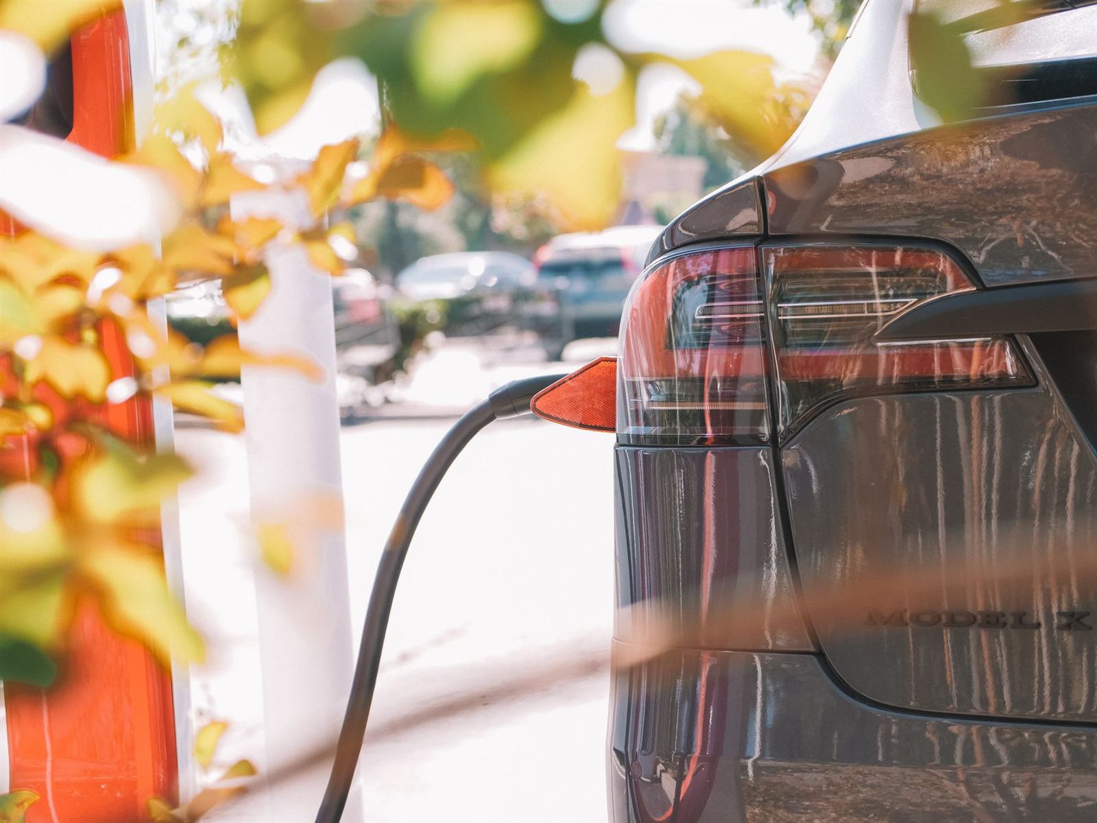 Une voiture électrique branchée à une borne de recharge