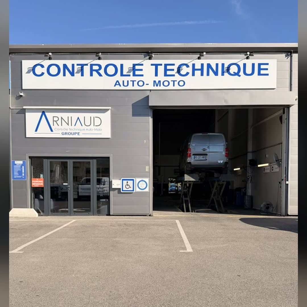 Façade du centre de contrôle technique Arniaud à Manosque, avec un utilitaire sur le pont
